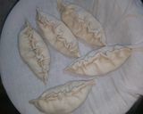 প্যান ফ্রায়েড অনিয়ন মোমো (pan fried onion momo recipe in bengali) রেসিপি ধাপ - 6 ছবি