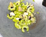 Foto langkah ke 5 dari resep Oseng Pare,Terong, dan Pokcoy.