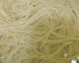 Foto langkah ke 1 dari resep Caramelized onion pasta.