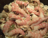 Foto del paso 9 de la receta: Linguines de limón salteados con frutos secos y marisco al ajillo con alcachofas