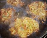 Foto del paso 5 de la receta: Tortitas de papas y zucchini
