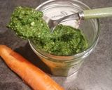 Une image de l'étape 3 de Pesto de fanes de carottes.