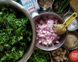 A picture of step 2 of Methi Matar Malai.