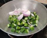 A picture of step 3 of Methi bhindi.