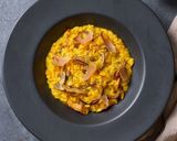 Foto del passaggio 10 della ricetta Risotto zafferano, funghi e bottarga