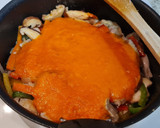 Foto del paso 5 de la receta: Solomillo de cerdo con shiitake y salsa de tomate y pimientos