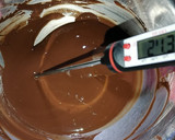 Foto del paso 6 de la receta: Bombones de chocolate rellenos con ganache de mazapán