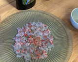 Foto del paso 3 de la receta: Carpaccio de gamba roja con caviar y mahonesa picante