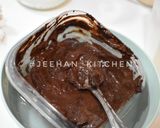 Foto langkah ke 4 dari resep Tokyo Banana Chocolate Roll Cake.
