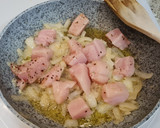 Foto del paso 2 de la receta: Pollo en salsa de tomate y pimientos tricolor