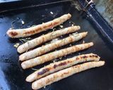 Une image de l'étape 7 de Maxi chipolatas marinées grillées ail et romarin.