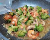 Foto langkah ke 4 dari resep Cah Brokoli Jamur Udang.