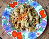 Foto langkah ke 3 dari resep Bunga Kol Masak Bawang Putih.
