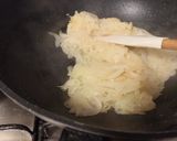Foto del paso 1 de la receta: Huevos con cebolla frita