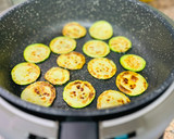 Foto del paso 1 de la receta: Calabacín con queso en cecofry 🧀 🥒