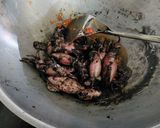Foto langkah ke 3 dari resep 60. Cumi item masak saus tiram pedas.