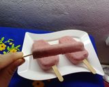 Foto del paso 4 de la receta: Paletas heladas de frutilla con crema