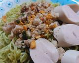 Hình bước làm 3 của món Mì chùm ngây trộn thịt chả