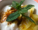 Foto del paso 2 de la receta: Piña natural, yogur griego, panela y hierbabuena, para merendar sano