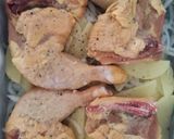 Foto del paso 3 de la receta: Pollo al limón y mantequilla con cama de cebolla y patatas al orégano