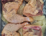 Foto del paso 3 de la receta: Pollo al limón y mantequilla con cama de cebolla y patatas al orégano
