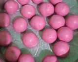 Foto langkah ke 5 dari resep Kue Bugis Mandi Merah Putih Tanpa Kentang Tanpa Ubi Rambat.