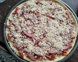 Une image de l'étape 4 de Pizza au lardon et des tranches de salami de dinde.