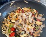 Foto del paso 4 de la receta: Tallarines frutti di mare y setas