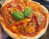Foto del paso 4 de la receta: Pizza casera de atún con pimientos del piquillo y queso de cabra