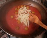 Foto del paso 5 de la receta: Tallarines en salsa de tomate y olivas sabor anchoas