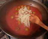 Foto del paso 5 de la receta: Tallarines en salsa de tomate y olivas sabor anchoas