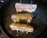 Foto del paso 3 de la receta: Salchichas enrolladas en jamón y queso con puré con manteca