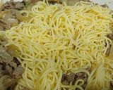 Hình bước làm 2 của món Mì trứng xào bò và hành tây