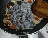 Foto langkah ke 4 dari resep Tumis Cumi Sederhana.