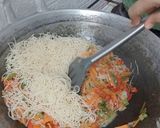 Foto langkah ke 4 dari resep Bihun isian pastel.
