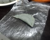 Foto del paso 4 de la receta: Mini quesadillas azules para botana rellenas de queso de chiva