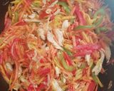 Foto del paso 6 de la receta: Salteado de arroz con verduras y pollo🥗