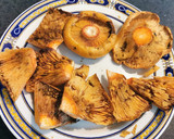 Foto del paso 1 de la receta: Setas y Espárragos al ajillo con Huevo frito