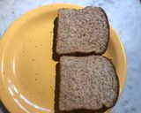 Foto del paso 1 de la receta: Cuarentena = “hacer huevo”(Sándwich tostado de huevo y cebolla en pan integral)