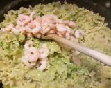A picture of step 3 of Pasta with zucchine pesto and prawns.