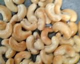 A picture of step 1 of Spicy cashew nuts.