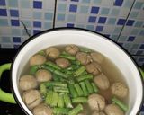 Foto langkah ke 4 dari resep Sop bakso dan sayuran.