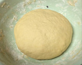 Foto del paso 2 de la receta: Pizza con masa casera de cebolla caramelizada y rulo de queso de cabra