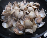 Foto del paso 2 de la receta: Almejas amb salsa marinera verde i vi blanc