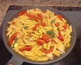 Foto del paso 3 de la receta: Pasta con pollo, calabacín y tomate
