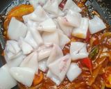 Foto langkah ke 5 dari resep Cumi Enoki Asam Manis.