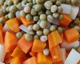 Foto del paso 2 de la receta: Ensalada rusa vegana 🌱 Ensalada de papa, zanahoria y arvejas con "mayonesa" vegana