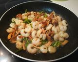 Foto del paso 3 de la receta: Revuelto de setas, espárragos y gambas
