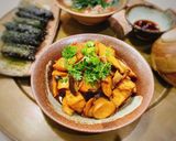 Hình bước làm 1 của món Mâm cơm nhà : chả lá lốt, nấm đùi gà kho nước tương, cải cúc nấu thịt băm