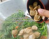 Foto langkah ke 4 dari resep Tumis sayur kangkung bakso saos tiram rumahan sedap.